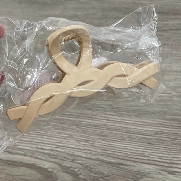 NEW Matte Hair Claw Clips 4 Pack in Milk Coffee and Beige - Picture 2 of 14